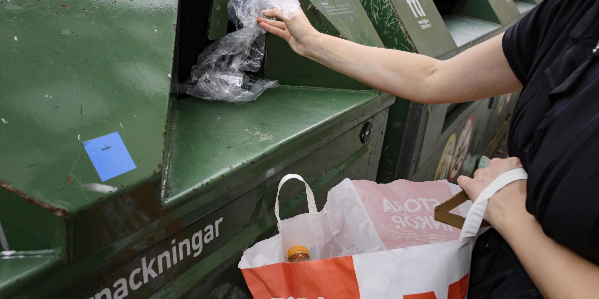 Förpacknings- och Tidningsinsamlingen (FTI) ser ett ökat problem med avfall som felaktigt dumpas på återvinningsstationer runtom i landet. Arkivbild.