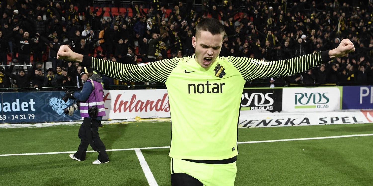 Det blir inget spel för AIK:s målvakt Oscar Linnér i dag. Här jublar han efter segern mot Östersund, där han ådrog sig en ljumskskada.