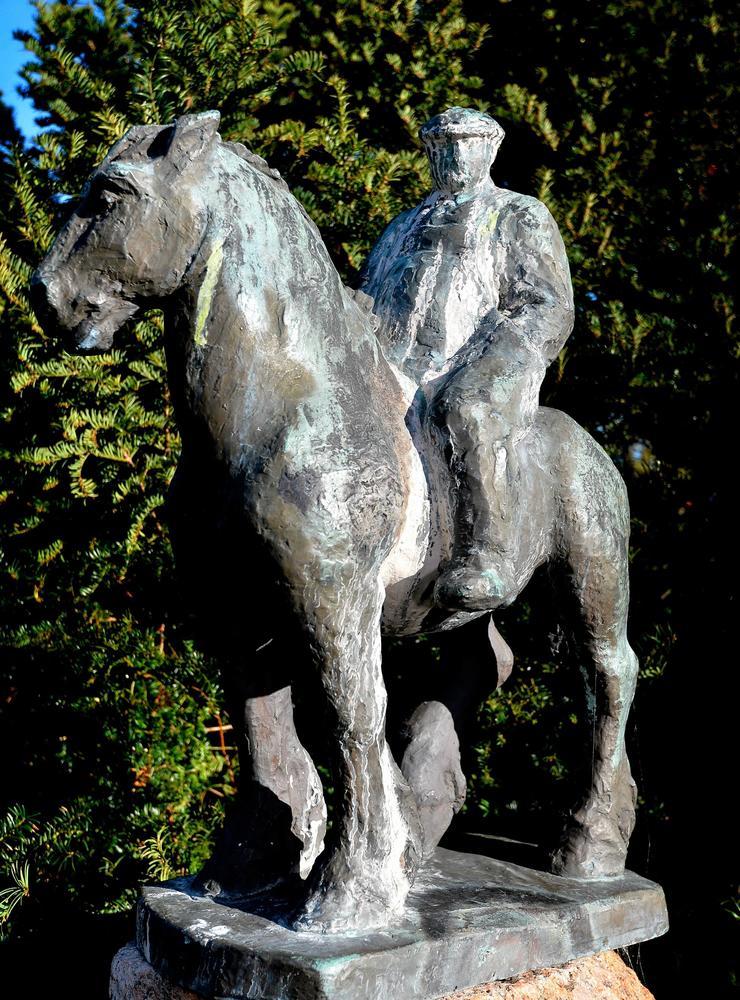”Hästen och bonden” av Nanna Ullman. Statyn försvann i somras men har nu hittats av ett par i Göteborg.