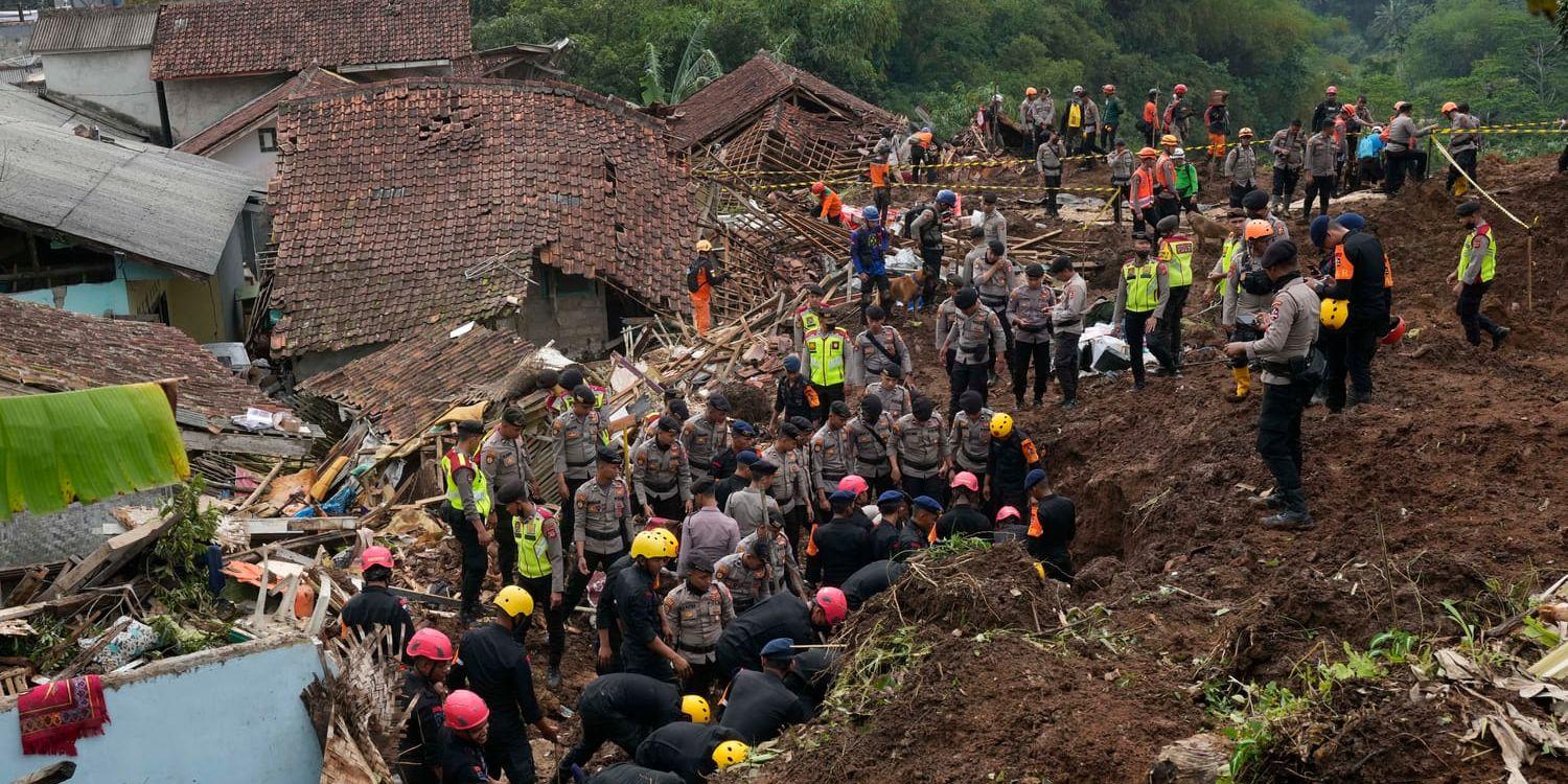 Skalvet orsakade flera stora jordskred i Cianjur med omnejd.