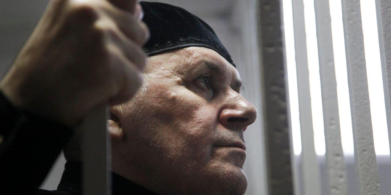 Den ryske människorättsaktivisten Ojub Titijev inväntar domen bakom galler i rättssalen på måndagen.