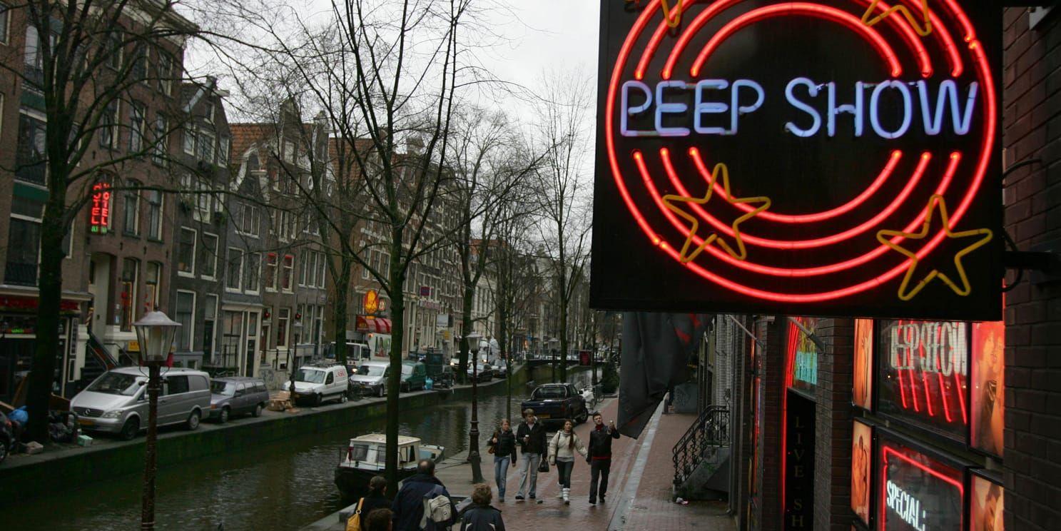 Amsterdams så kallade "red light district" där flera lagliga bordeller finns. Regeringen vill att personer som köpt sex utomlands ska kunna straffas i Sverige. Arkivbild.
