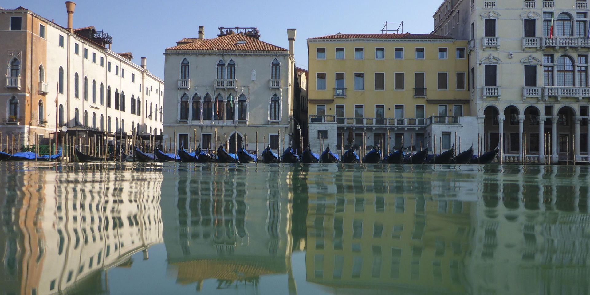 Tomma gondoler i Venedig i Italien.