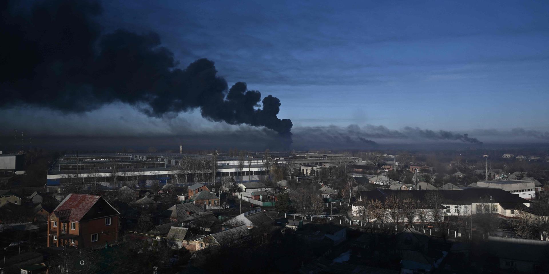 En svart dag för världen. Svart rök efter ett ryskt angrepp mot en militärflygplats utanför den ukrainska staden Charkiv.