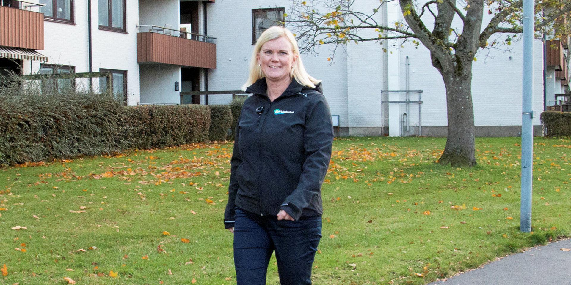 Sofie Gustafsson är projektledare på Laholmshem för husbygget i Våxtorp. Hon tycker inte att en mindre avvikelse på höjden påverkar någon närboende negativt. ”Ingen utblick av högt värde går om intet, dvs sjöutsikt eller något liknande” skrev hon i ett mejl till kommunen.