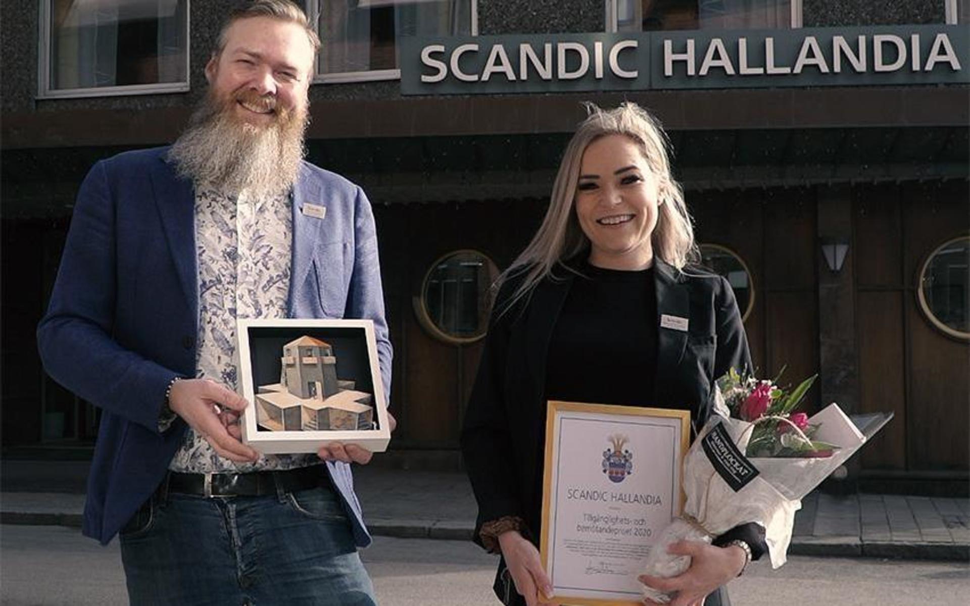 Thomas Hansen och Michelle Berntsson tog emot Scandic Hallandias tillgänglighets- och bemötandepris.
