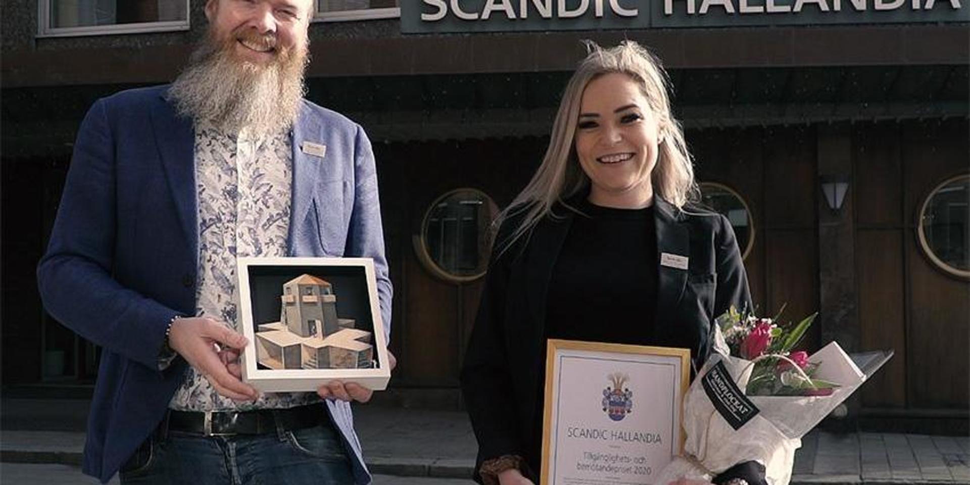 Thomas Hansen, hotelldirektör, och Michelle Berntsson, hotellchef, tog emot Scandic Hallandias tillgänglighets- och bemötandepris.
