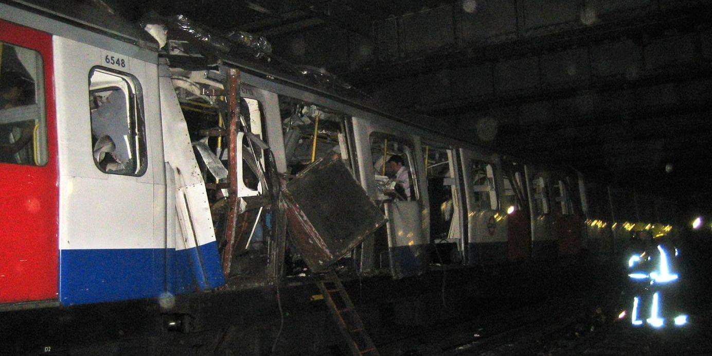 En söndersprängd tunnelbanevagn i London efter terrordåden den 7 juli 2005 då över 50 människor miste livet. Arkivbild.