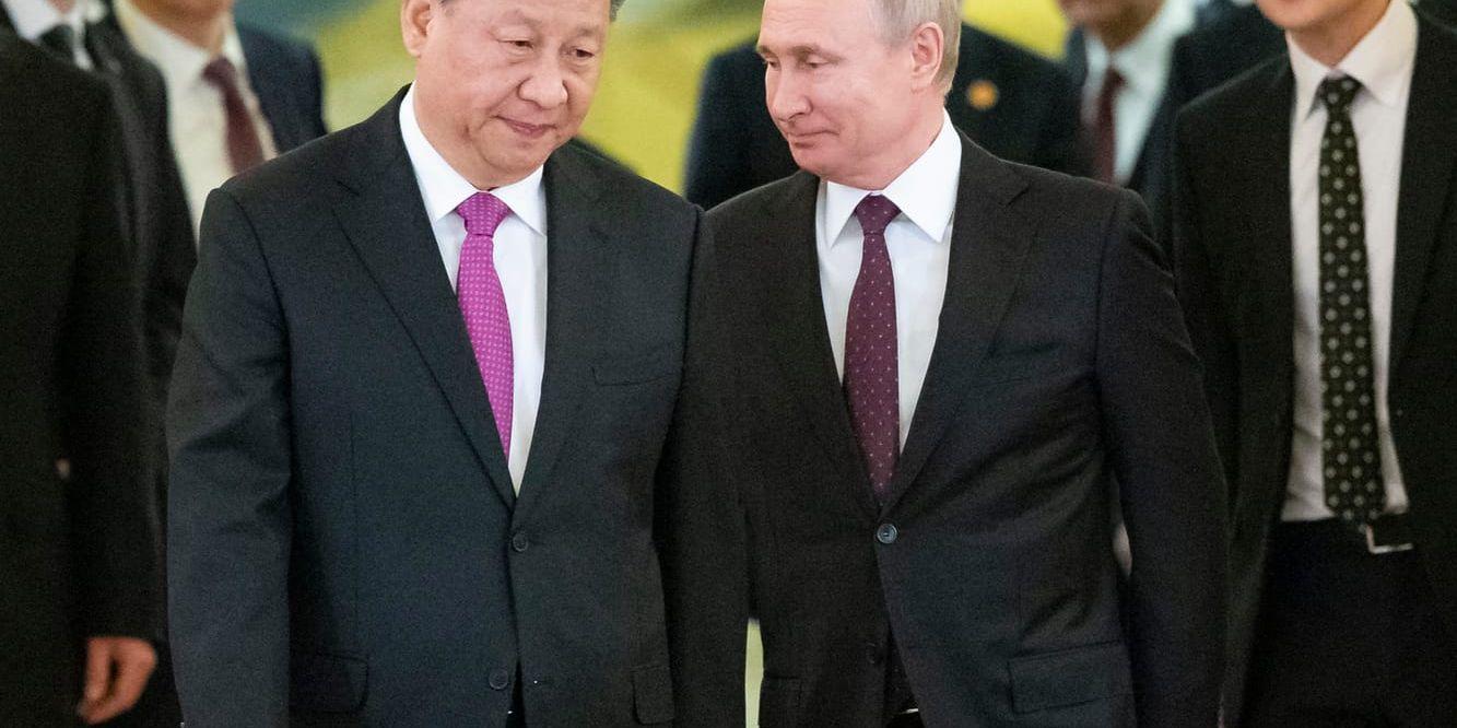 Kinas president Xi Jinping i tätt samspråk med Rysslands dito Vladimir Putin i Moskva.