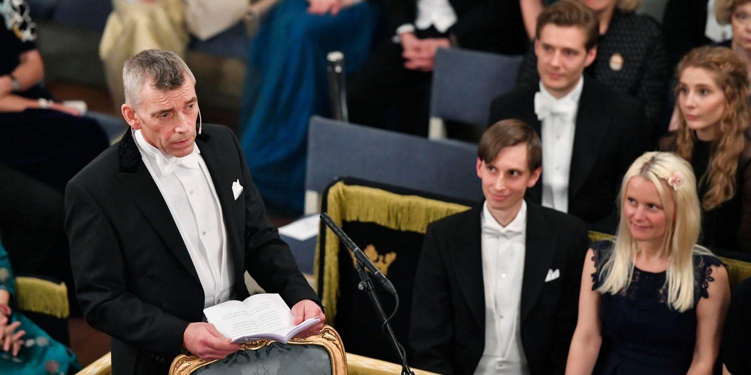 Eric M Runesson höll ett skarpt inträdestal när Svenska Akademien höll sin högtidssammankomst i Börshuset i Stockholm. Han uppmanade akademiledamöterna att samverka, inte se till egna intressen.