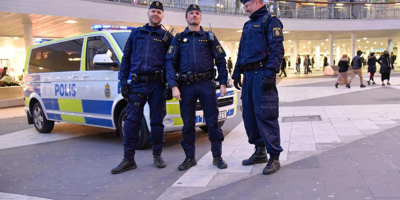 Gustaf Helgesson, yttre befäl vid Norrmalmspolisen (i mitten), med kollegerna Patrik Almgren (till vänster) och Gunnar "Limpan" Lindberg på Sergels torg i Stockholm. De upplever att utsattheten har ökat inom poliskåren.