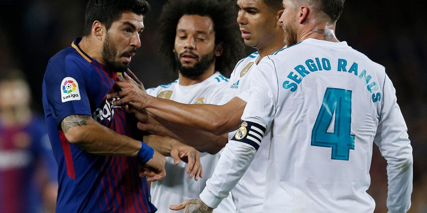 Luis Suarez (till vänster) konfronteras av Marcelo, Casemiro och Sergio Ramos i en av väldigt många heta situationer i mötet mellan Barcelona och Real Madrid. Resultatmässigt slutade det med delad pott, 2–2.