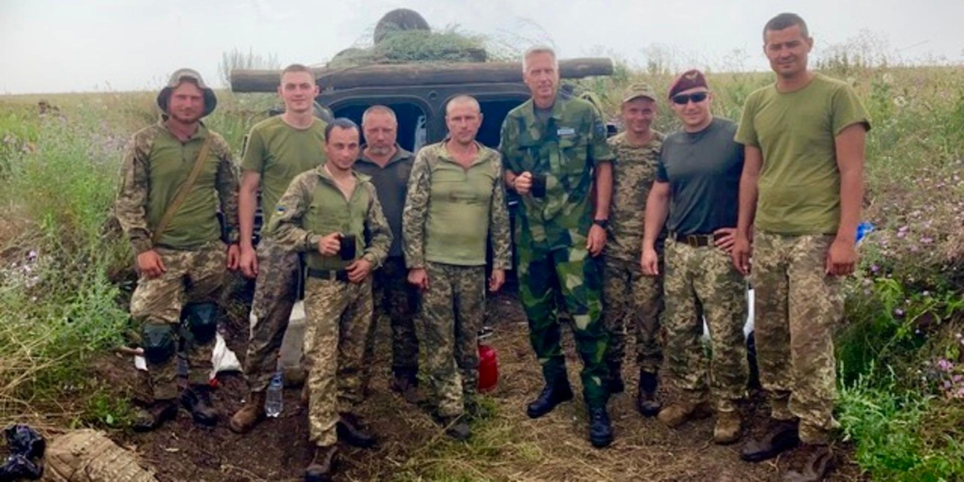Major Roger Djupsjö från Halmstad ses här ihop med ukrainska militärer bakom ett pansarskyttefordon. Under sitt år i Ukraina hann han knyta vänskapsband med många.