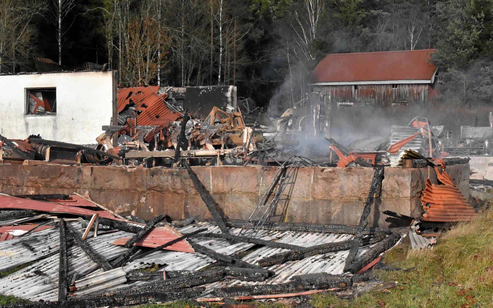 En ladugård totalförstördes i en brand strax utanför Torup natten till torsdag.