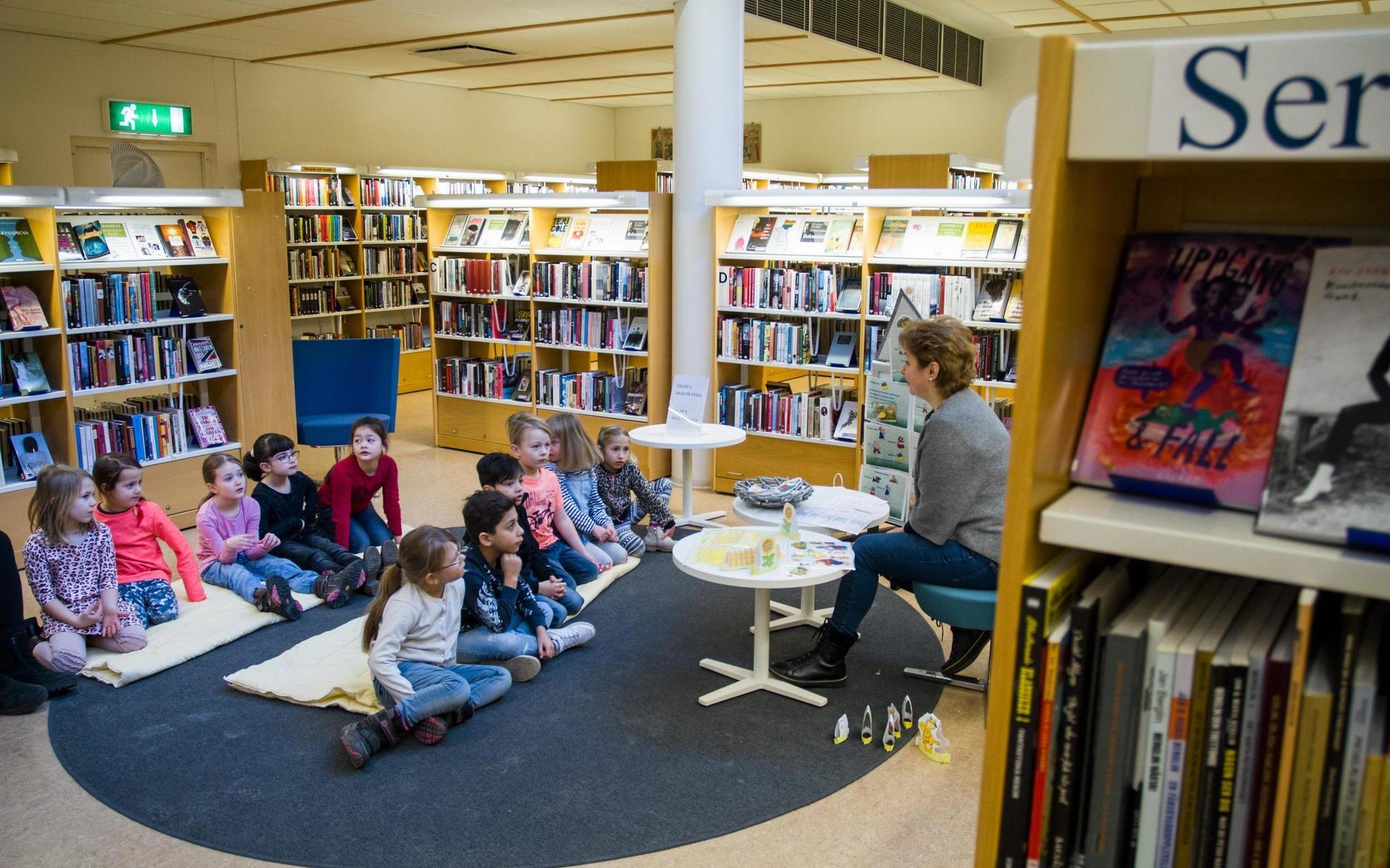 Biblioteken i Laholms kommun fortsätter med utlåning av böcker, men ska tillfälligt inte längre fungera som mötesplatser.