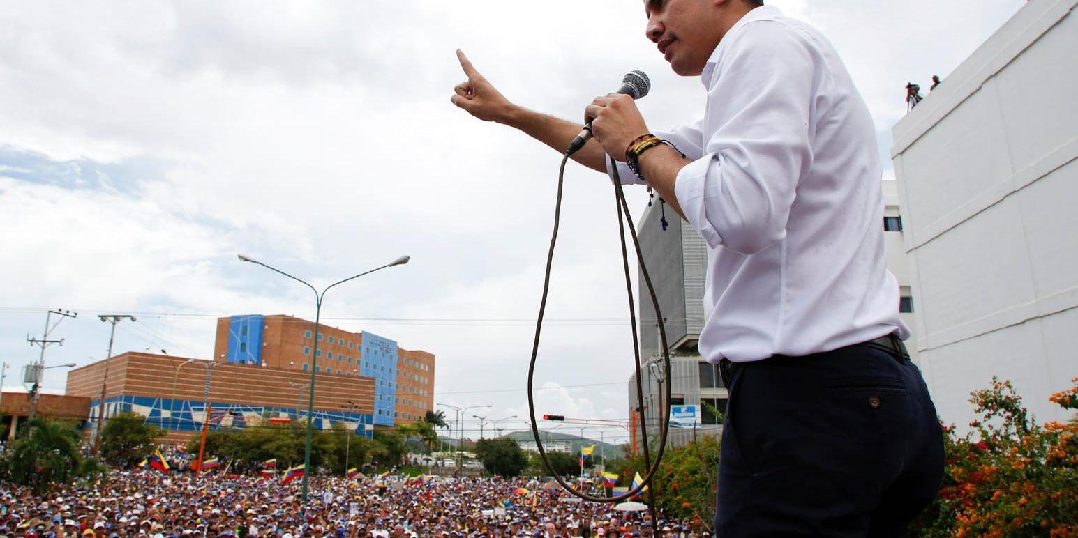 Venezuelas oppositionsledare Juan Guaidó under ett tal inför anhängare i Barquisimeto i nordvästra Venezuela under söndagen.