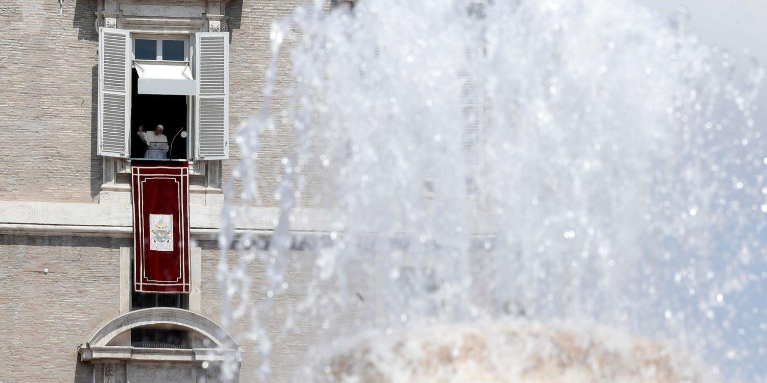 Påve Franciskus talar från sitt fönster vid Petersplatsen på söndagen, med en fontän i förgrunden.