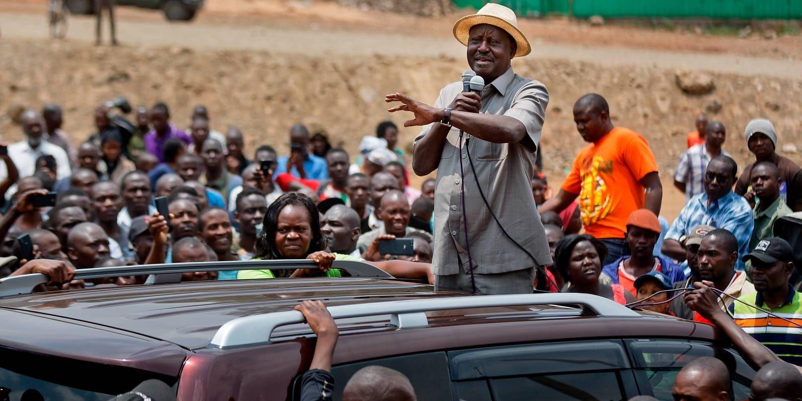 Oppositionsledaren Raila Odinga talar till anhängare i Nairobi.
