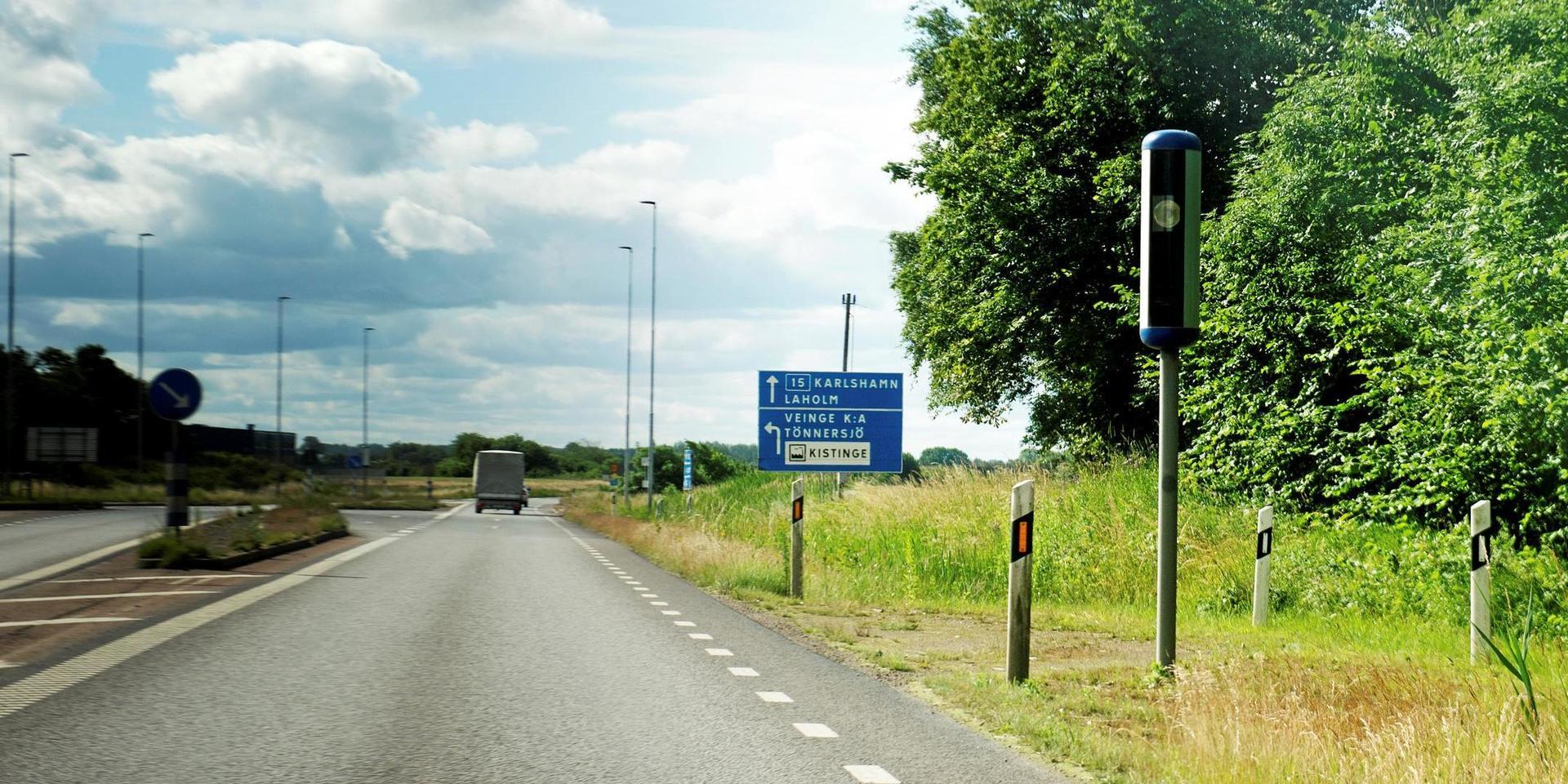 Fortkörare får böter vid polisens och Trafikverkets fartkameror i ATK-systemet på väg 15 vid Fyllinge och Trönninge utanför Halmstads tätort på vägen mot Laholm.