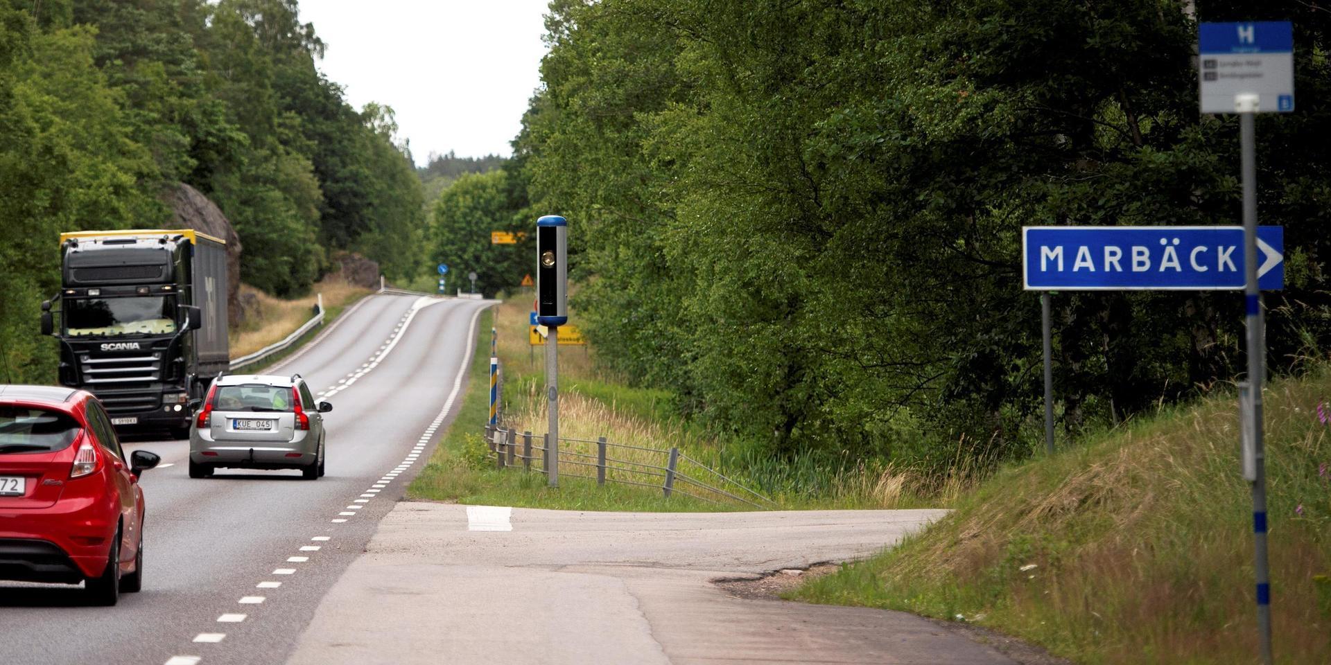 Fortkörare får böter vid polisens och Trafikverkets fartkameror i ATK-systemet på väg 25 vid Marbäck utanför Halmstads tätort på vägen mot Simlångsdalen och Småland.