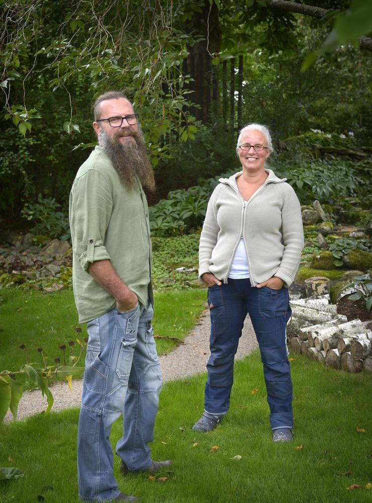 Trädgårdsmästarna själva, Per-Anders och Kristina Olsson, håller sin trädgård öppen för allmänheten vid flera tillfällen.