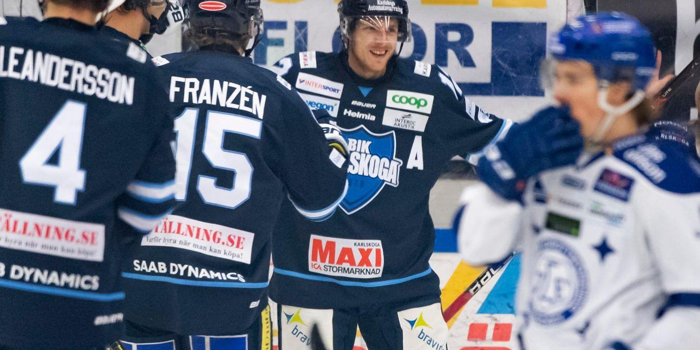 Karlskogas Gustaf Thorell jublar efter 1–0 i segern mot Leksand.