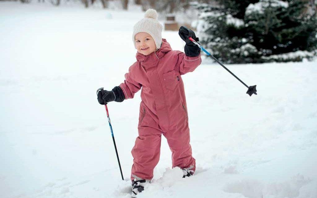Prinsessan Estelle åker skidor som treåring.