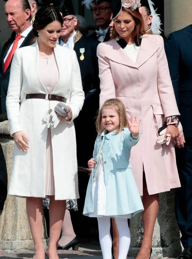 Alltid med glimten i ögat. Prinsessan Estelle tillsammans med moster prinsessan Madeleine och prinsessan Sofia under morfar kungens födelsedagsfirande.