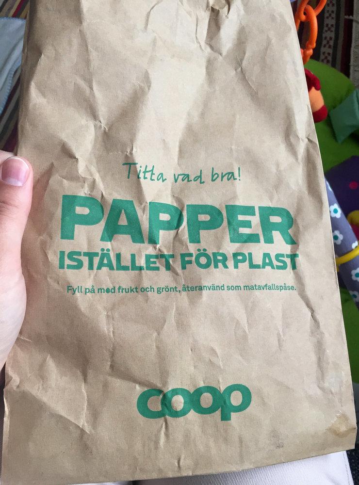 Coop har tagit fram papperspåsar till sina butiker i hela landet med texten ”Fyll på med frukt, återanvänd som matavfallspåse”. I många kommuner fungerar det, men inte i Halmstad.