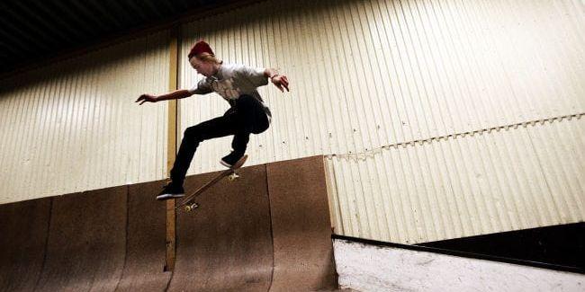Hoppfull. Erik Woxberg åker skateboard i Bunkern – som är namnet på skateboardhallen i Halmstad.
