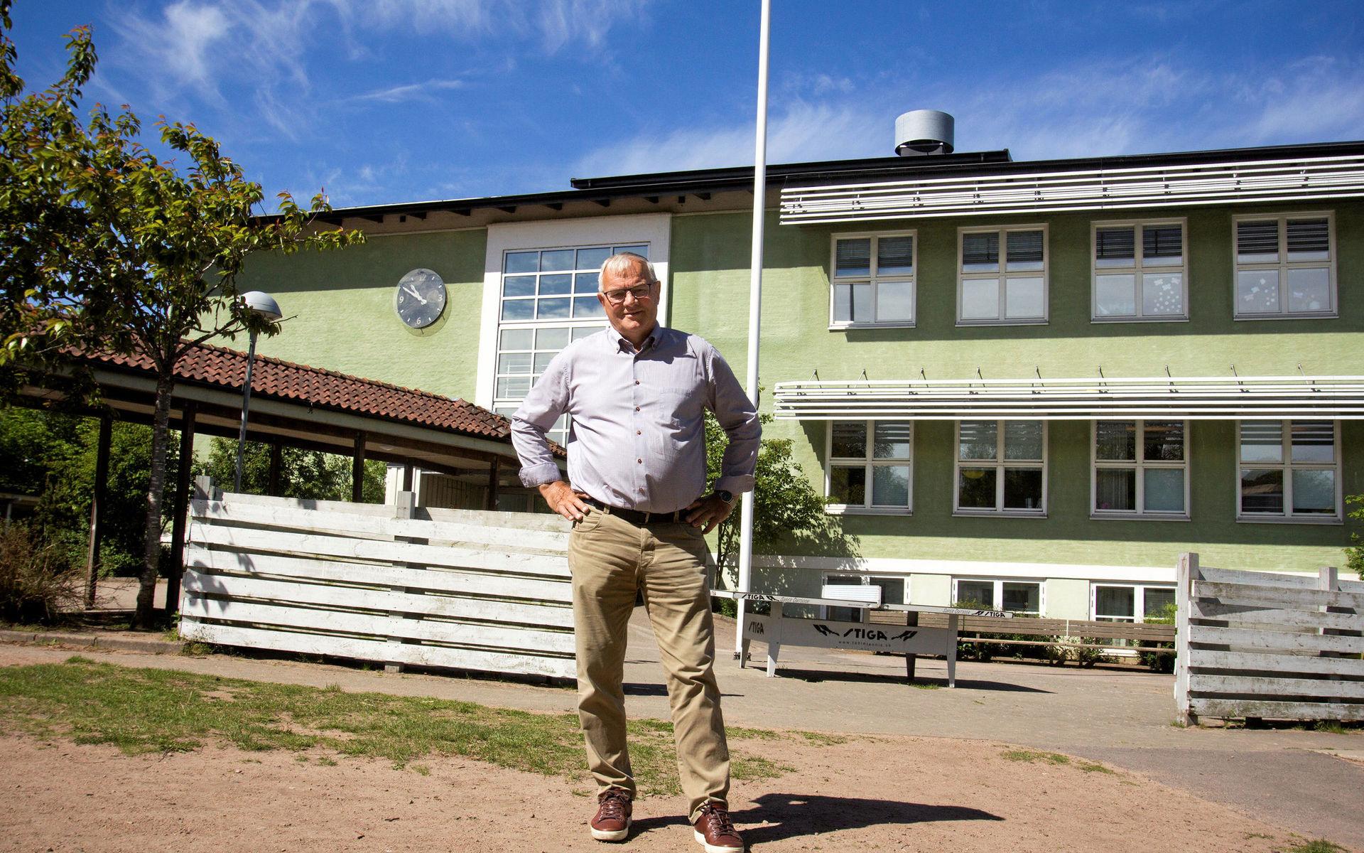 Åke Hantoft tog realexamen på Laholms samrealskola, vid Parkskolan i Laholm, 1969. När han besöker skolgården i dag är det som nybliven politiker med yttersta ansvaret för kommunens grundskolor och förskolor. 