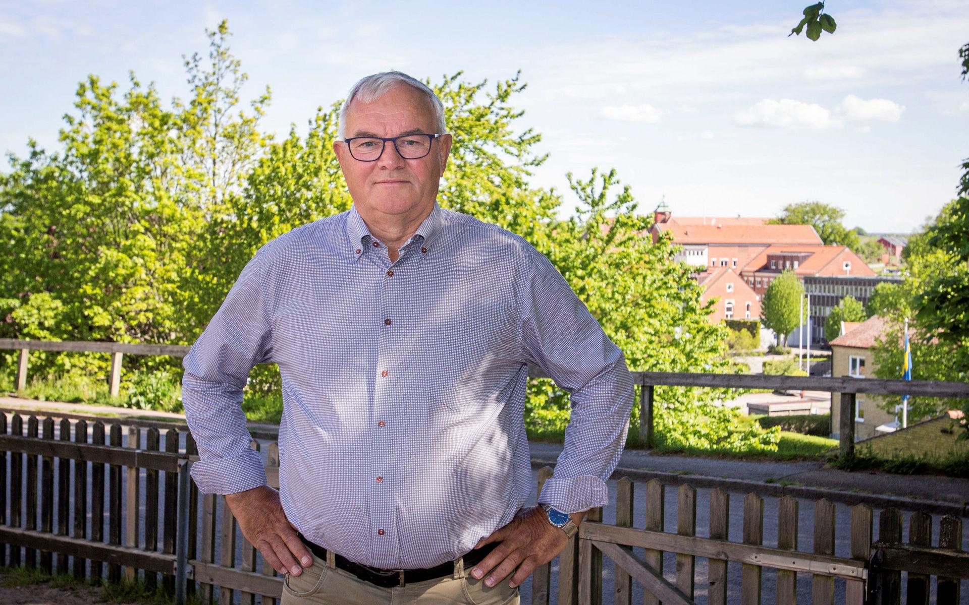 Åke Hantoft (C) har som pensionär gått från att vara högsta hönset inom mjölkjätten Arla till att bli en av de ledande politikerna i Laholms kommunpolitik.