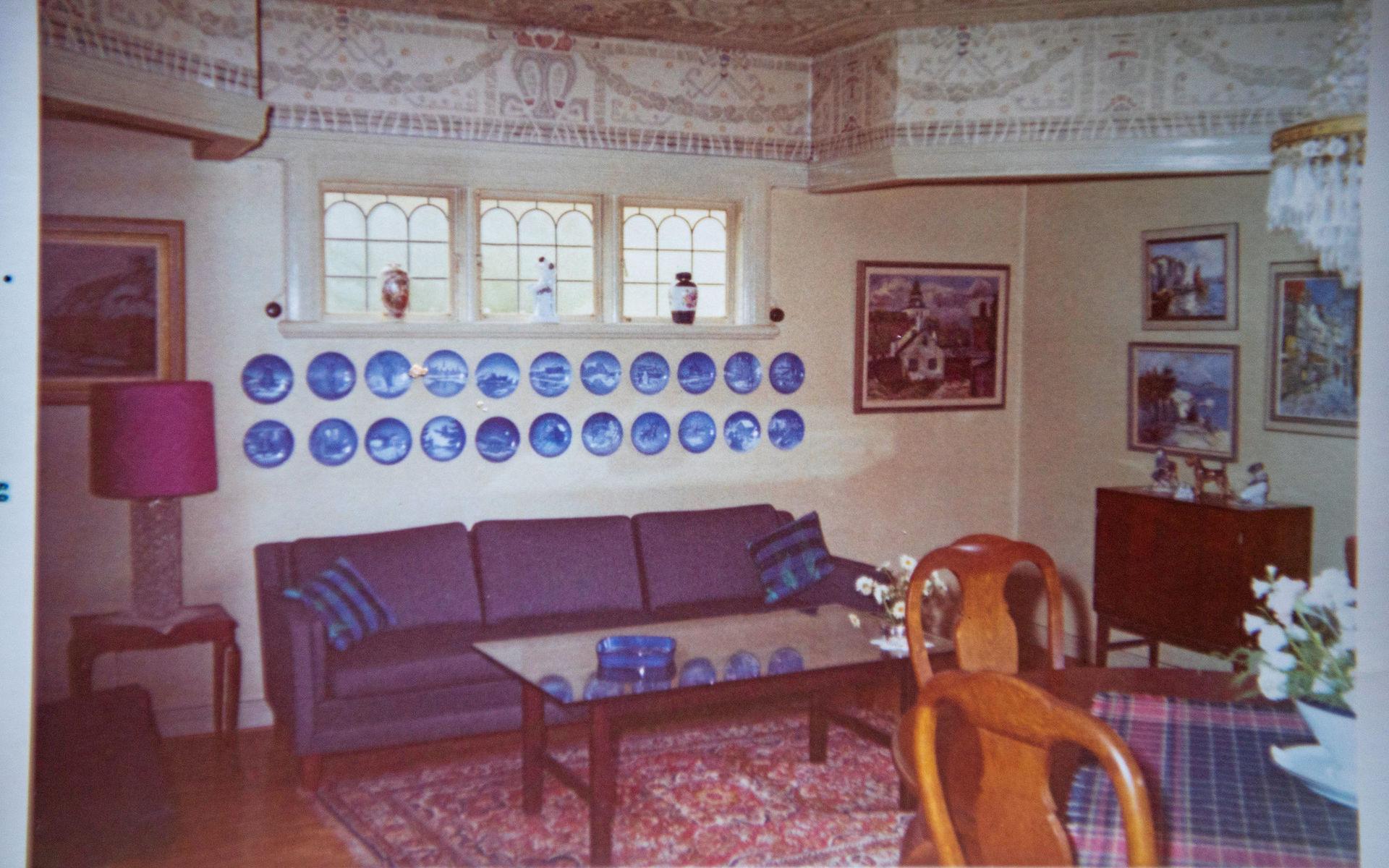 På 1960-talet var det vardagsrum i det rum som familjen Andersson har byggt om till kök. Takmålningen är dock densamma…