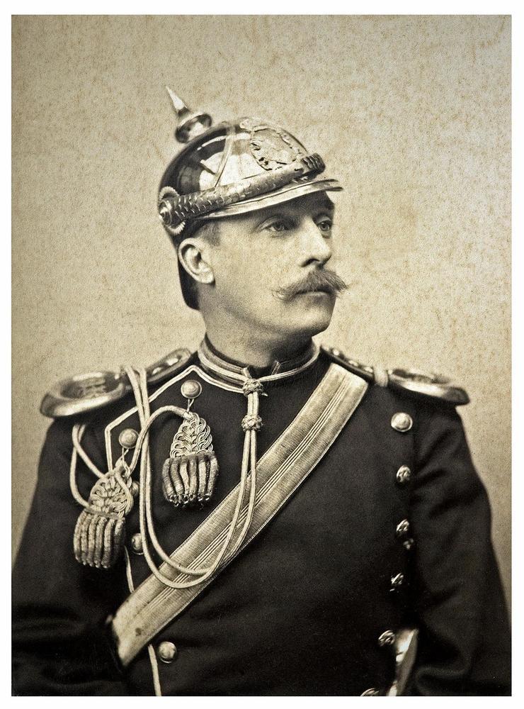 Sixten Sparre (1954-1889) var löjtnant och av fin börd. Men också en bedragare – och en kallblodig mördare. 