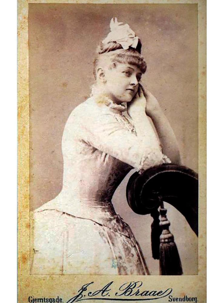 När Elvira Madigan (1867-1889) lämnade cirkusen för ett liv med Sixten Sparre var hon 21 år, och hade alltid hållits hårt av sin mamma. Att hon var en lättfotad ung dam, som varit med otaliga män, är alltså en av alla myter. 