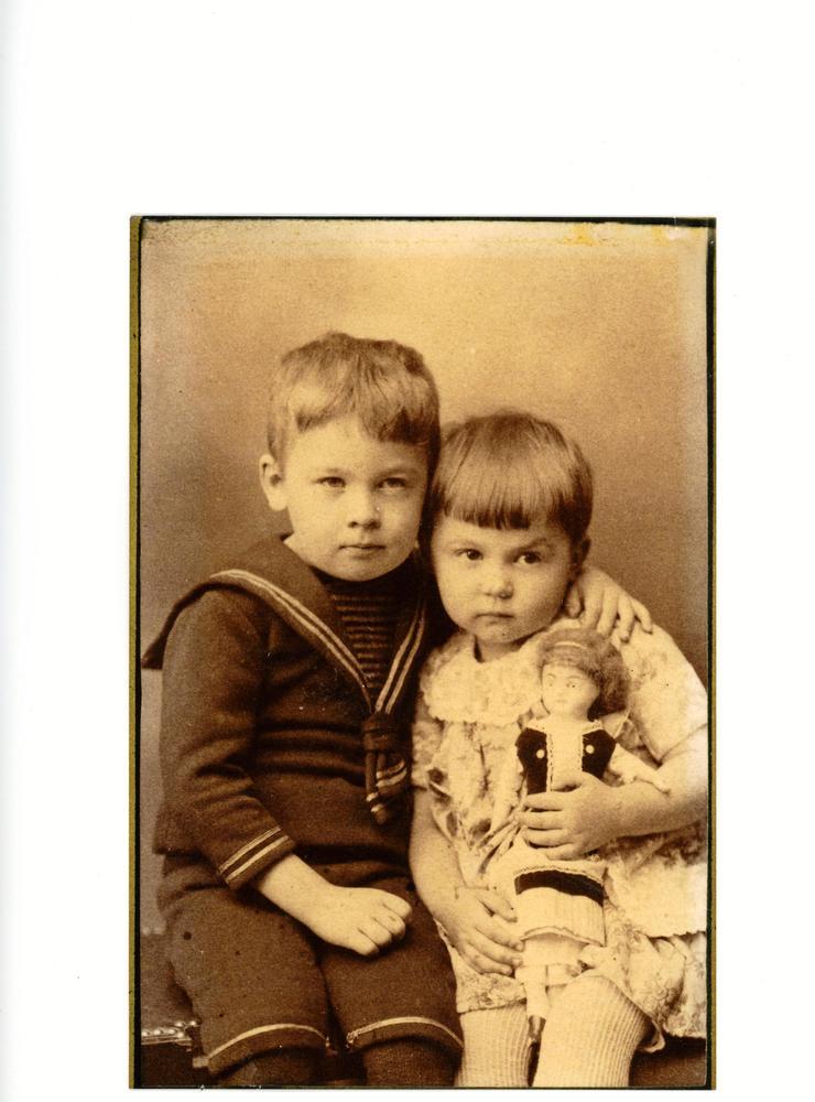 De båda barnen som blev faderlösa den där sommardagen 1889. Erik var då åtta år, och Märta sex. Märta var Kathinkas farmor och hon levde 1882-1942. Erik levde 1881-1962.