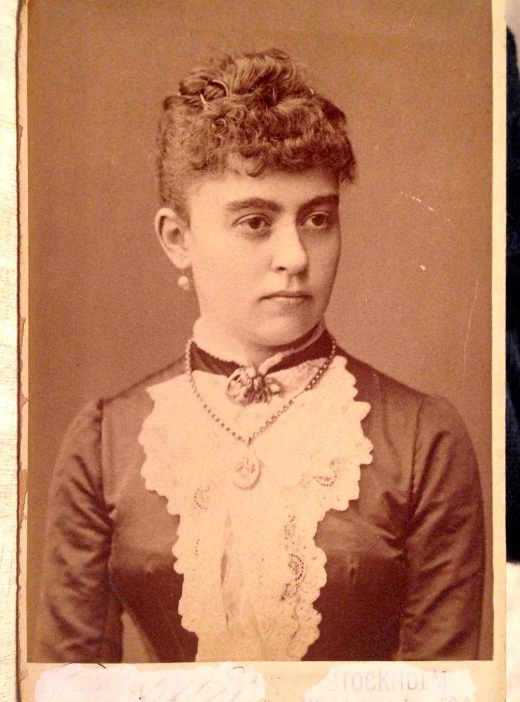 Luitgard ”Lycka” Sparre (1859-1912) var Kathinkas farmors mor, och hon levde i alla år med skammen över det som hennes make Sixten hade gjort. 