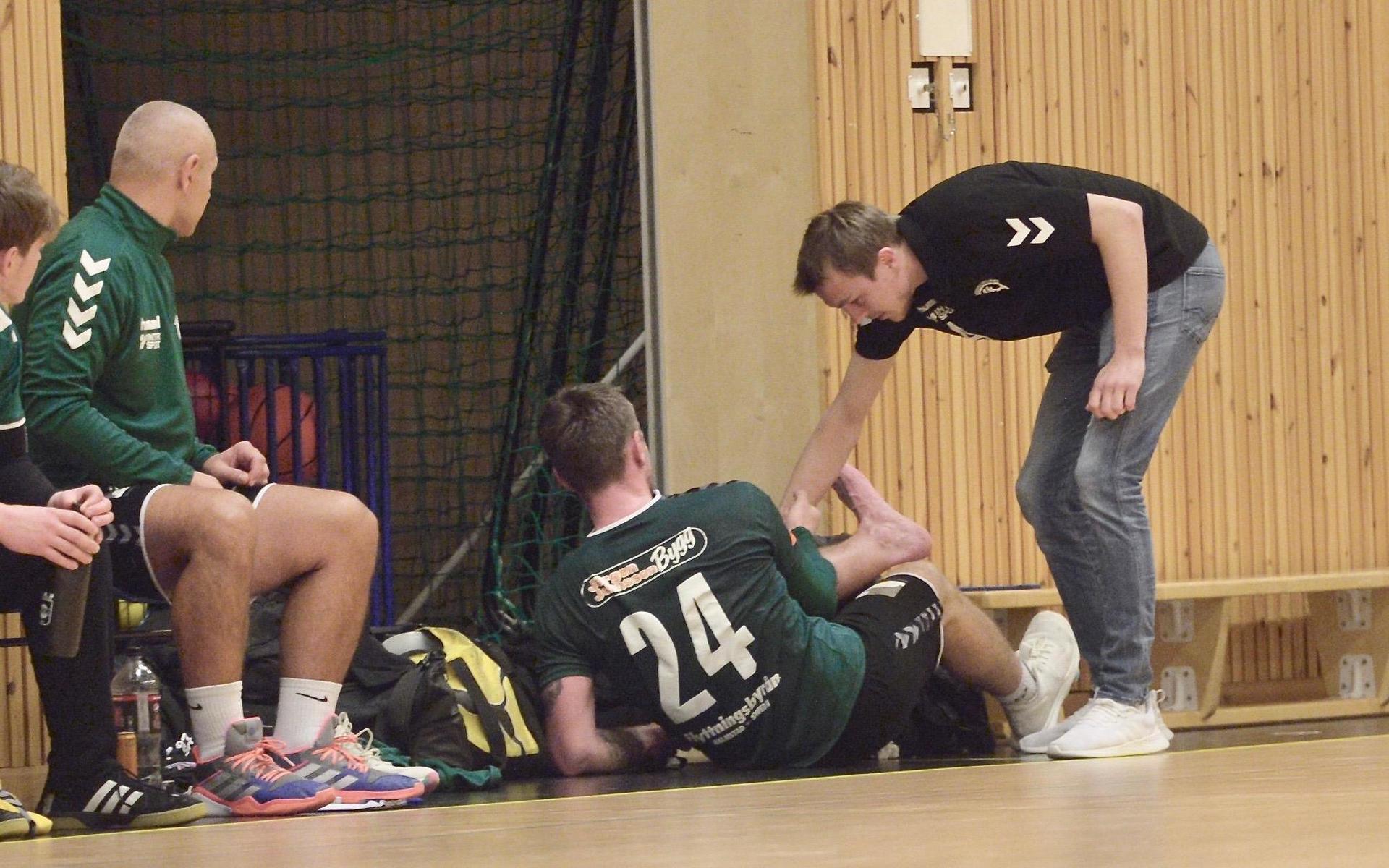 Arvid Adolfsson skadade foten i slutskedet av matchen och fick hjälpas av planen.