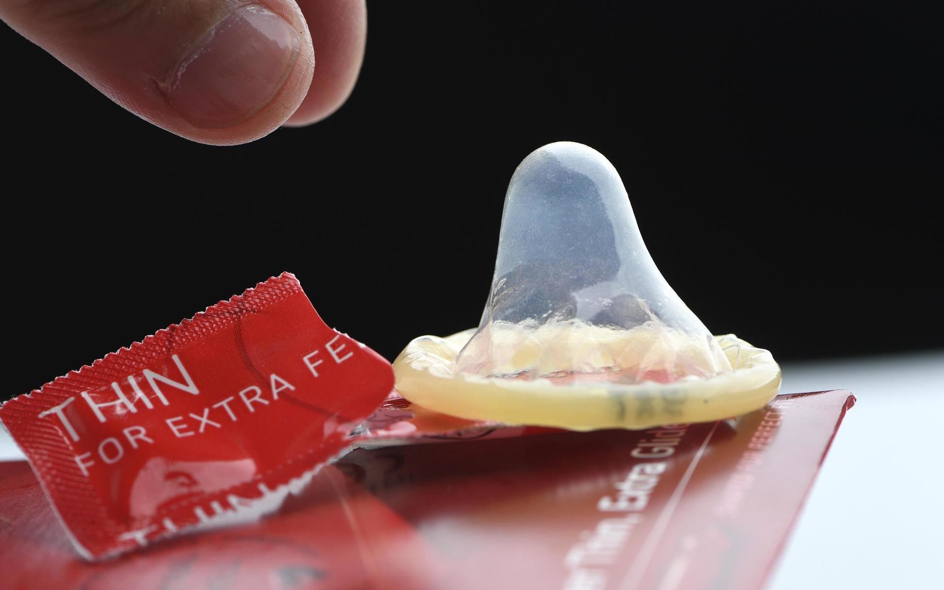 Kondom, femidom eller slicklapp kan användas för att skydda mot sexuellt överförbara sjukdomar.