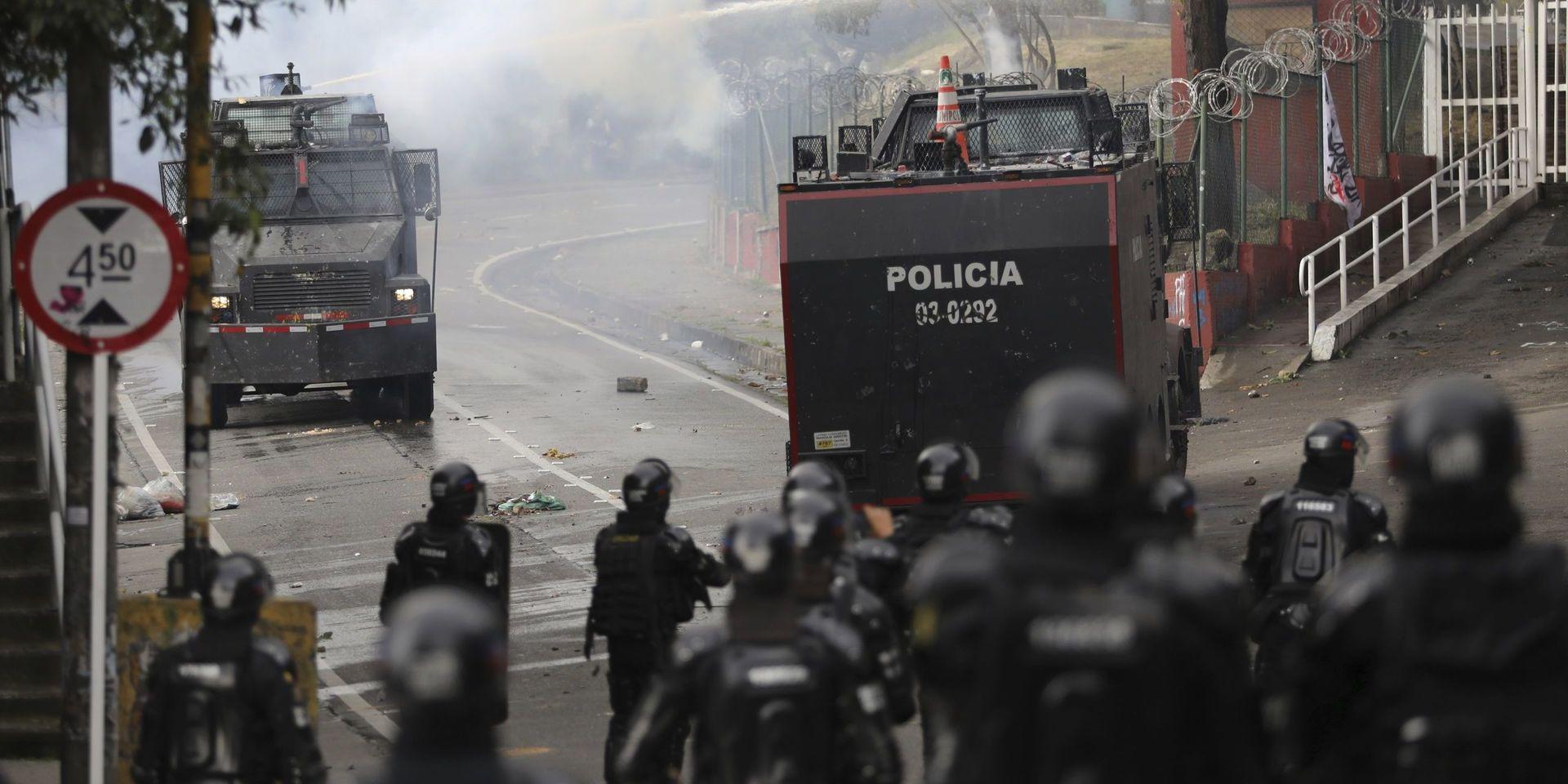 Colombiansk polis möter demonstranter med vattenkanoner under en studentprotest i Bogotá i början av oktober. 