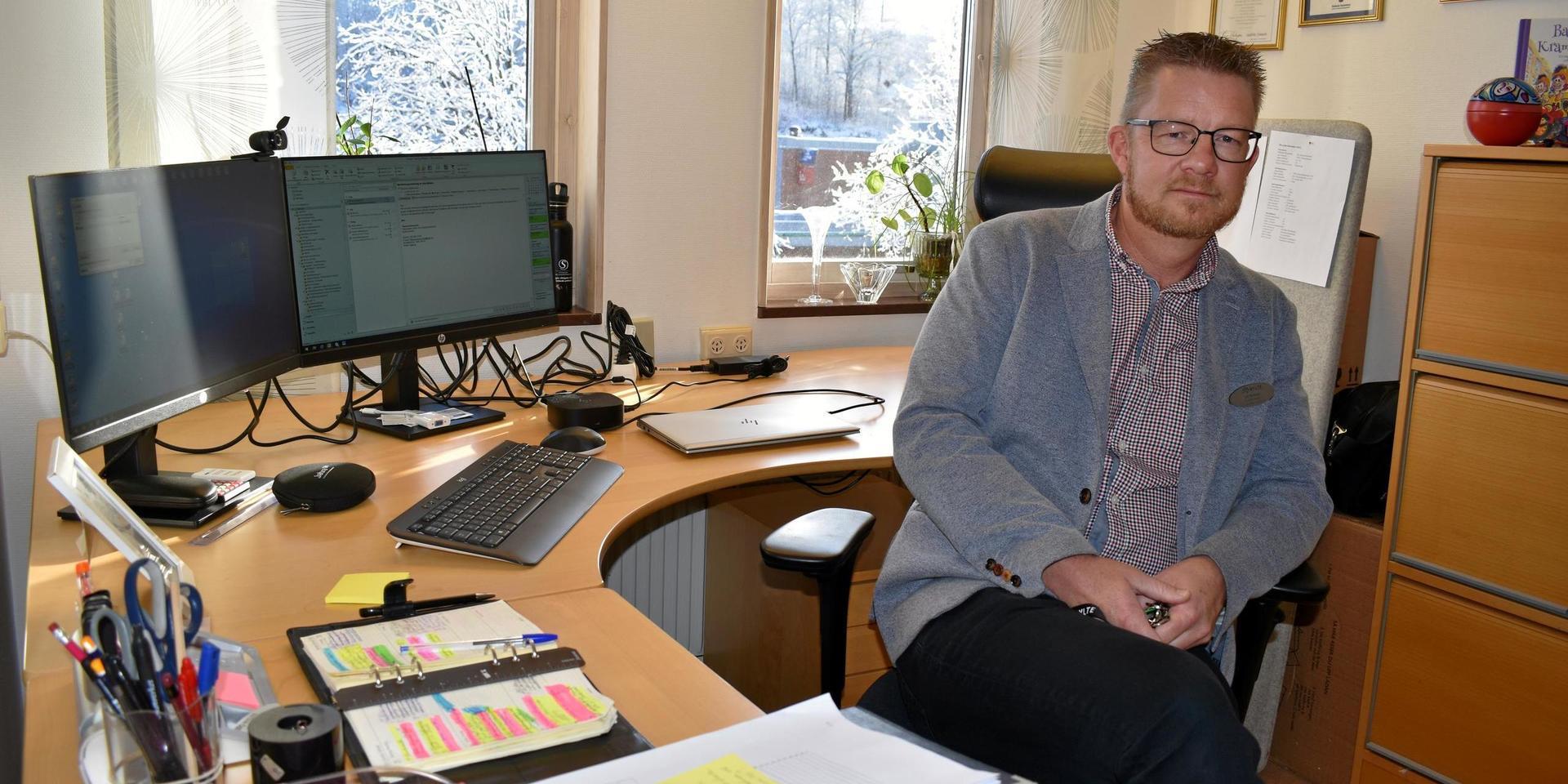 Ulf Nilsson har sitt kontor i samma byggnad som Hyltebruks bibliotek.
