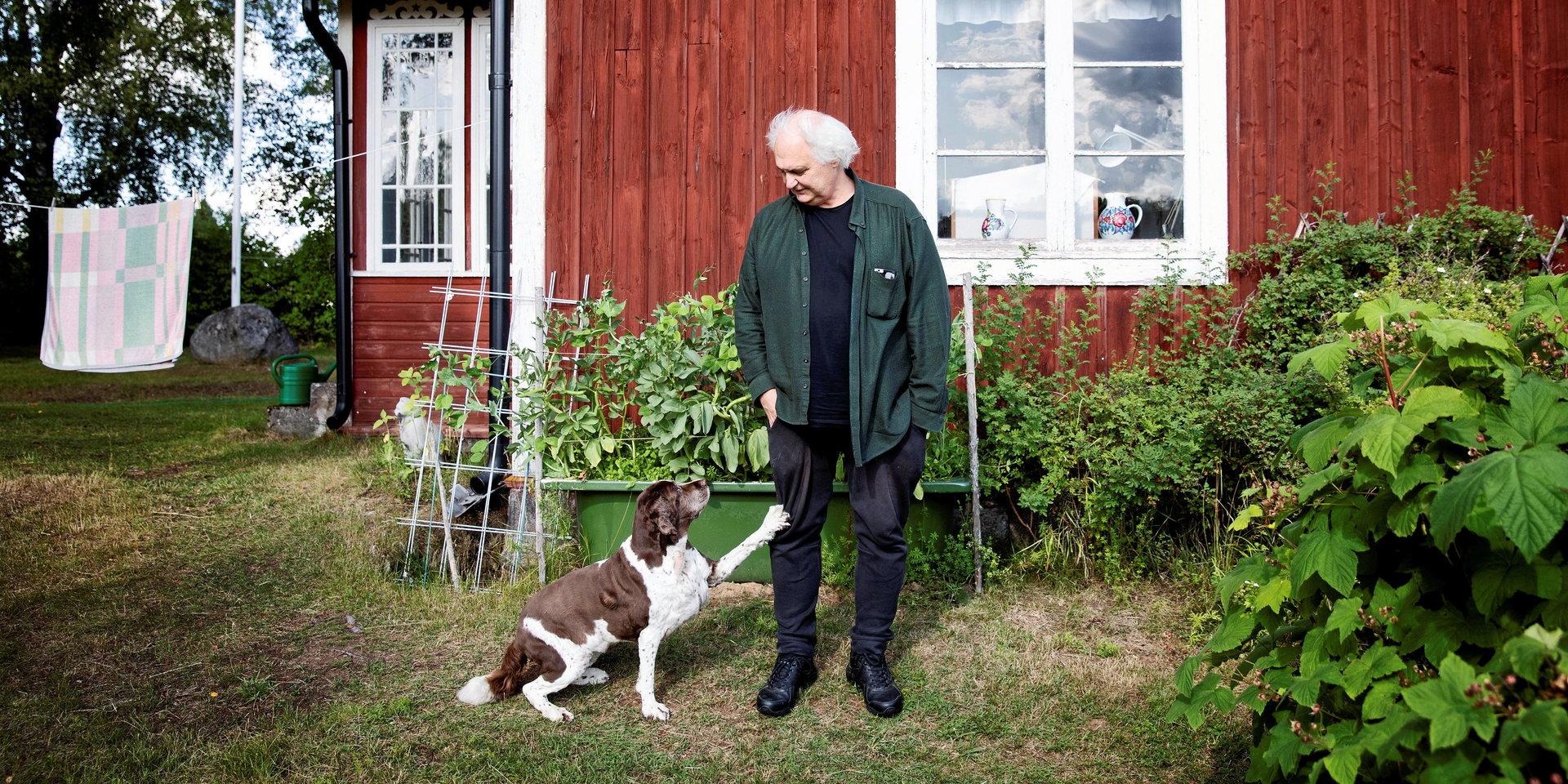 Göran Greider och hunden Stina vid sommarhuset i Dala-Floda 2019. 