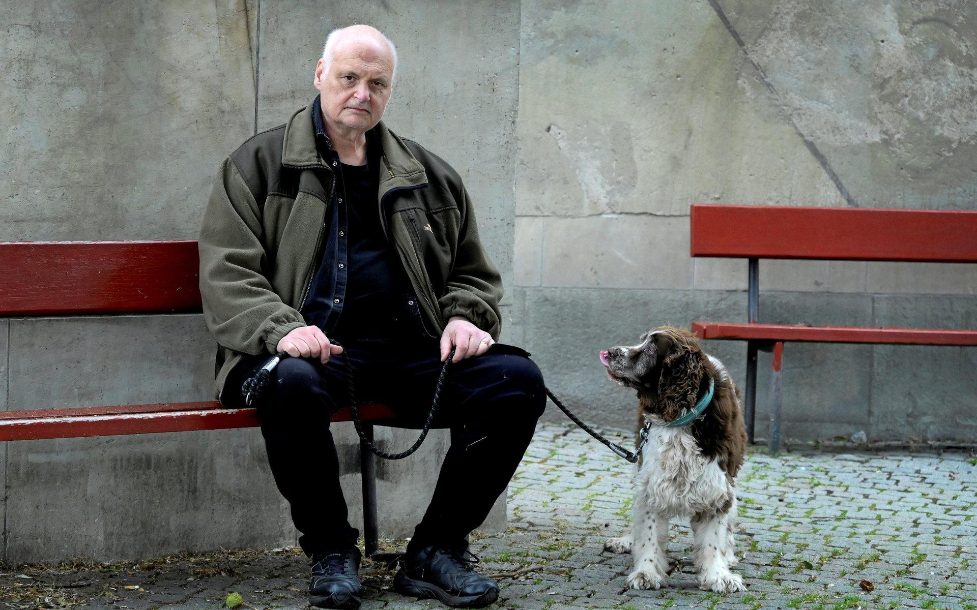 Göran Greider med hunden Stina.