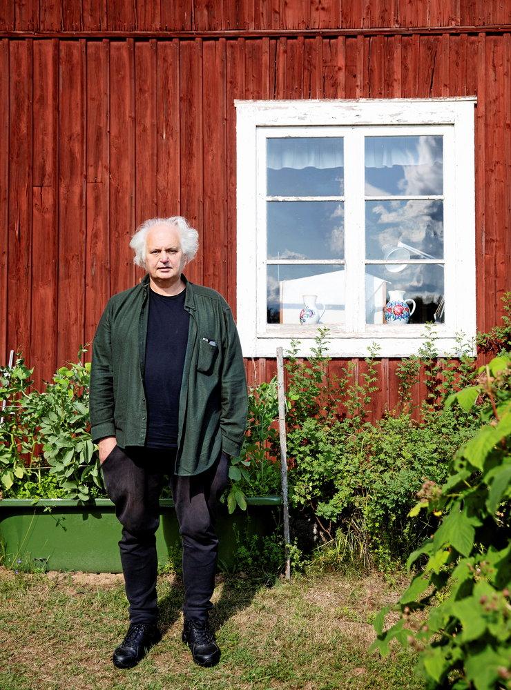 I sin nästa bok ska Göran Greider sammanfatta det svenska sommarställets historia. ”Det är något roligt med alla de här röda stugorna ute på landsbygden.”