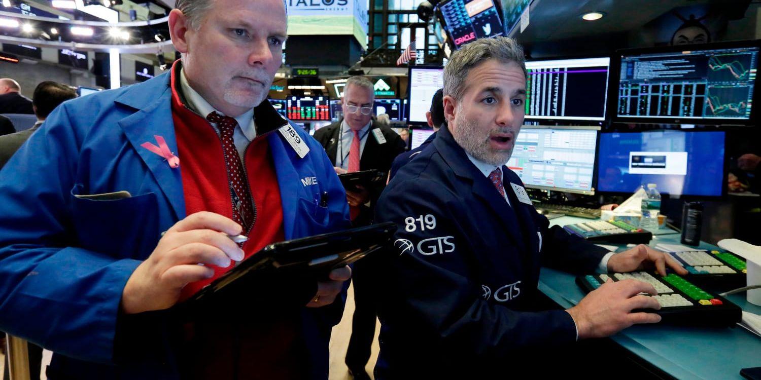 Börshumöret var betydligt bättre när handelsveckan inleddes på Wall Street än i fredags.