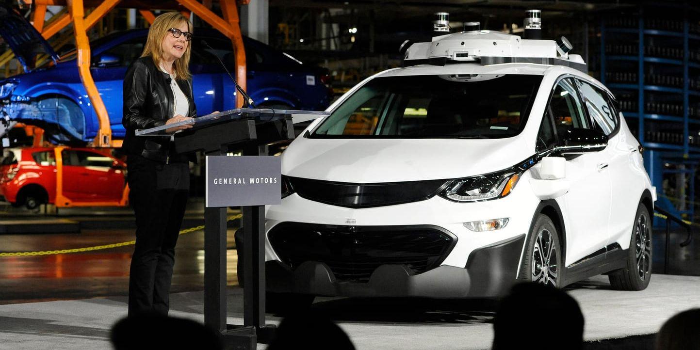 Mary Barra med en biltyp GM nu vill satsa på – en självkörande variant av den batteridrivna Chevrolet Bolt. Bilden är från ett evenemang i Michigan förra året.