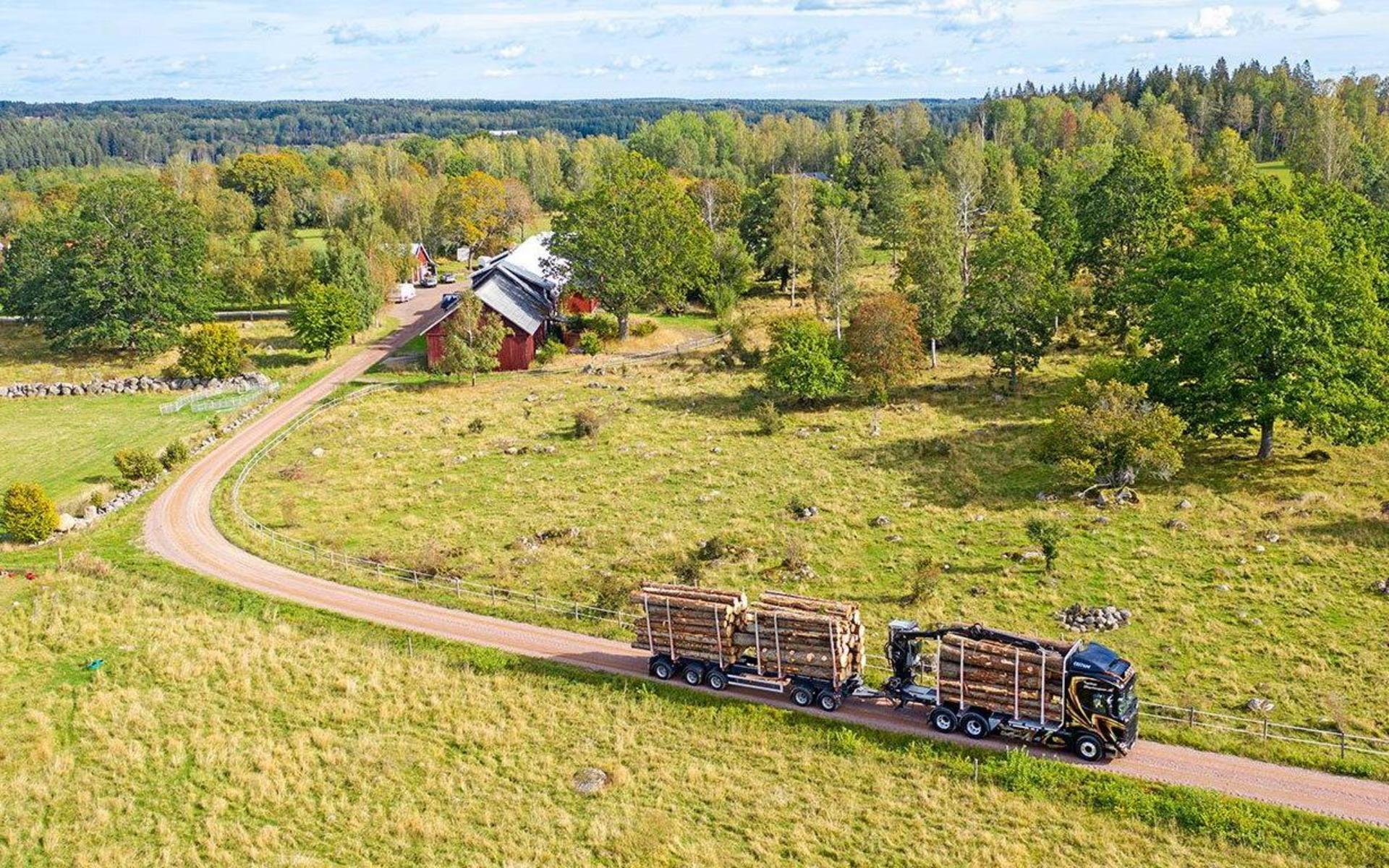 En timmerbil tuggar mil på sin resa genom Sverige. 
