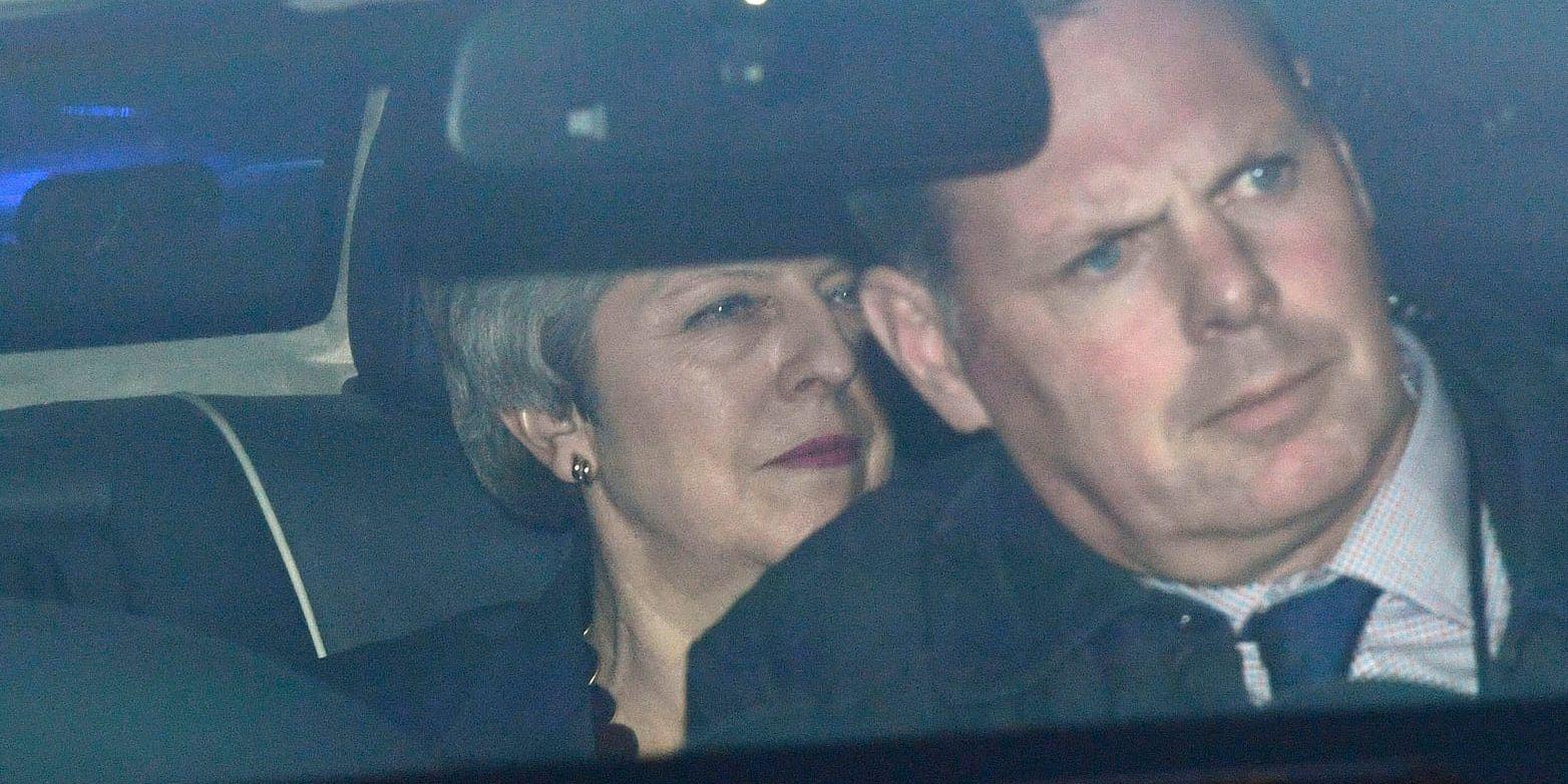 Theresa May fotograferad när hon sitter i baksätet i sin bil på väg ut från det brittiska parlamentet. Bilden är från den 27 mars.