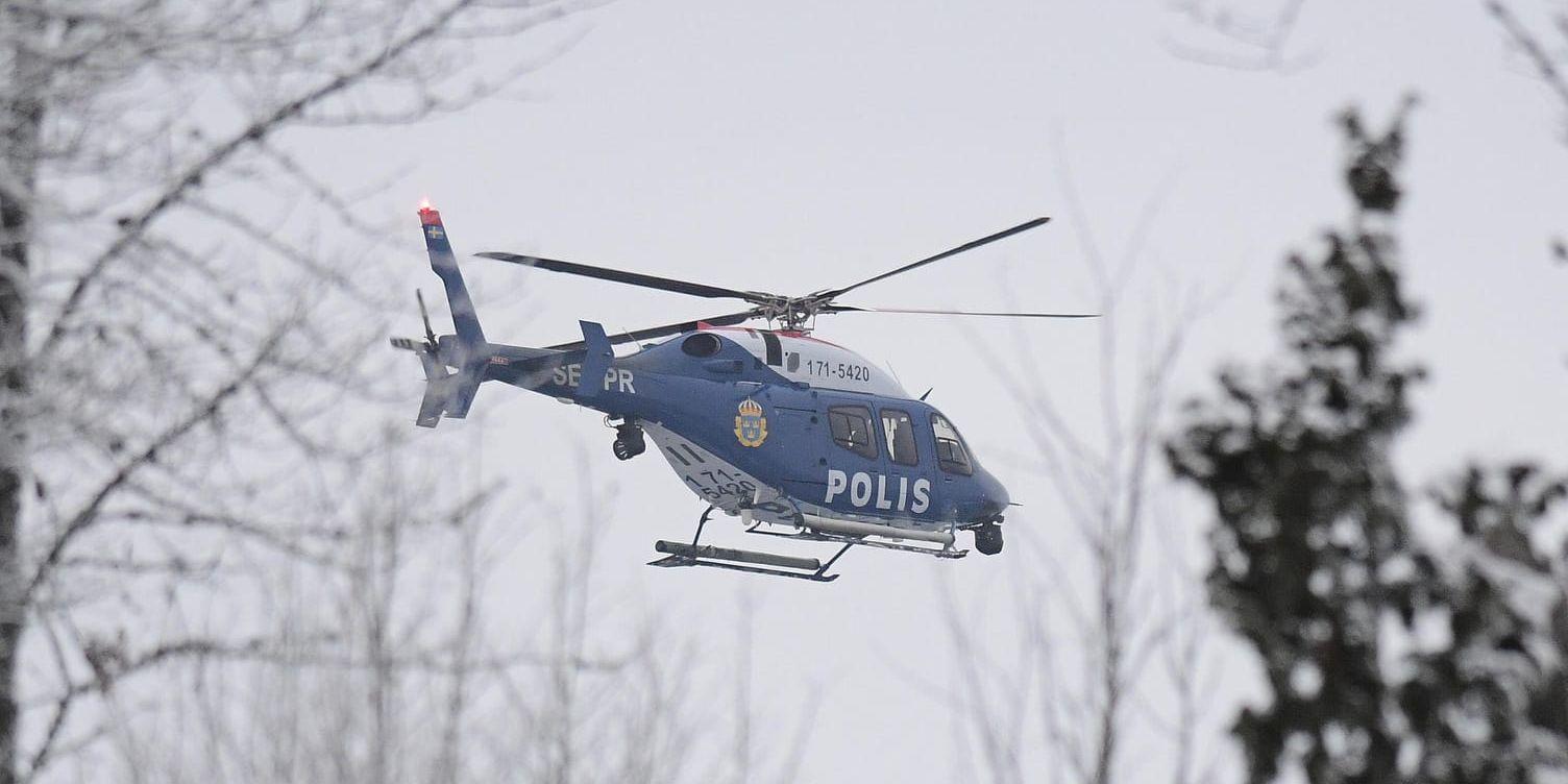 En man i 80-årsåldern har anmälts försvunnen i Fagersanna utanför Tibro i Västra Götaland. Polisen har sökt med helikopter under natten. Arkivbild.