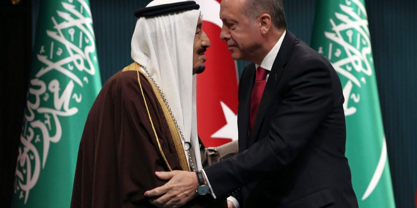 Saudiarabiens kung Salman och Turkiets president Recep Tayyip Erdogan vid ett statsbesök i Ankara 2016.